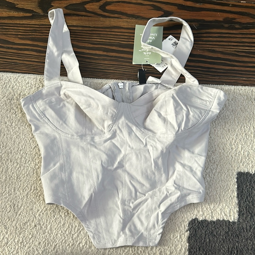 BRAND NEW WITH TAGS. Women’s H&M light grey crop top